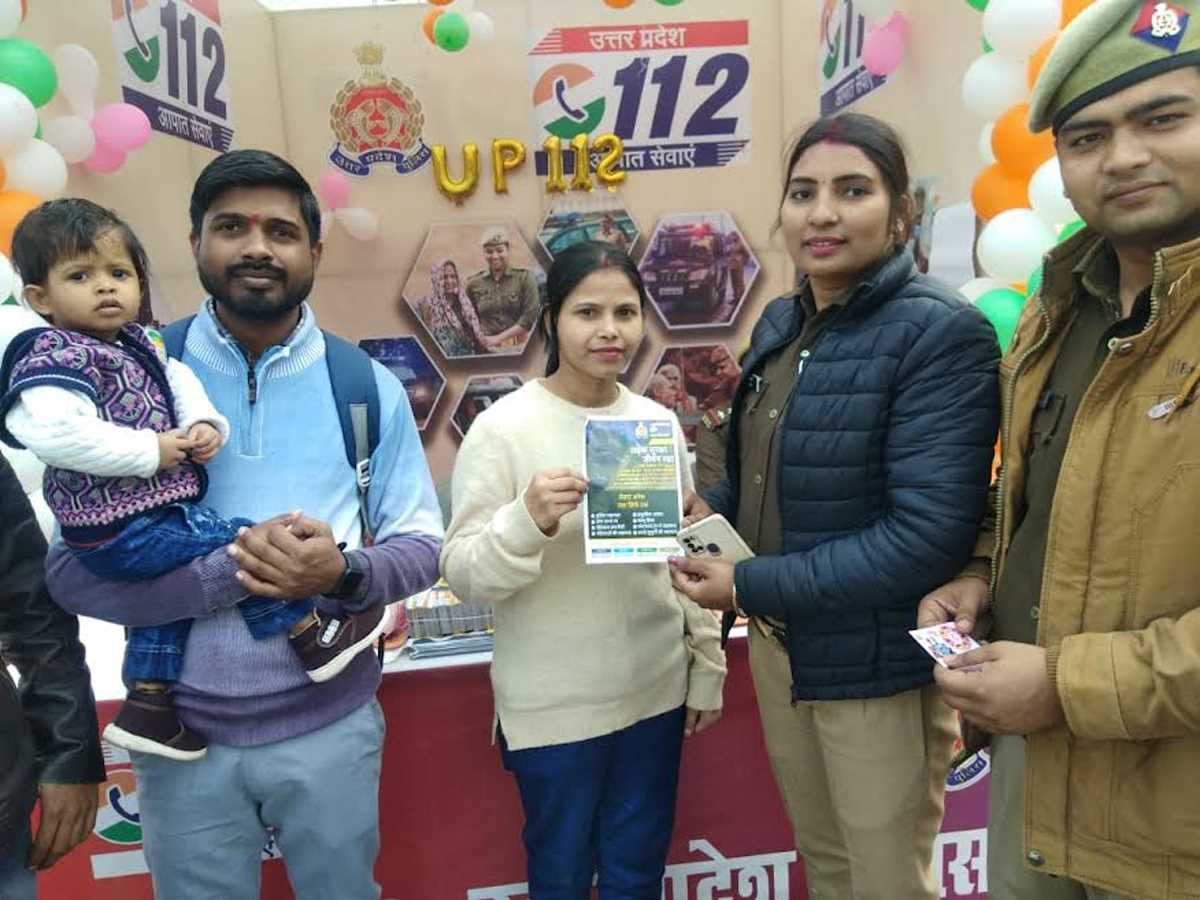 डायल 112 की उपयोगिता से स्टॉल लगाकर पुलिस कर रही है जागरुक